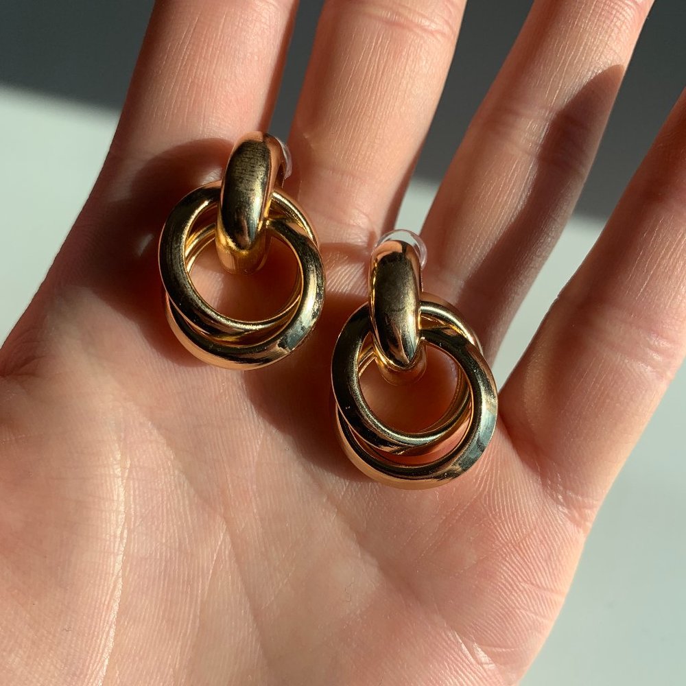 Polished gold knot hoop earrings - medium